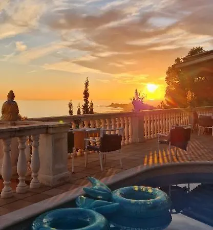 Ashram Sunshine Bed & Breakfast